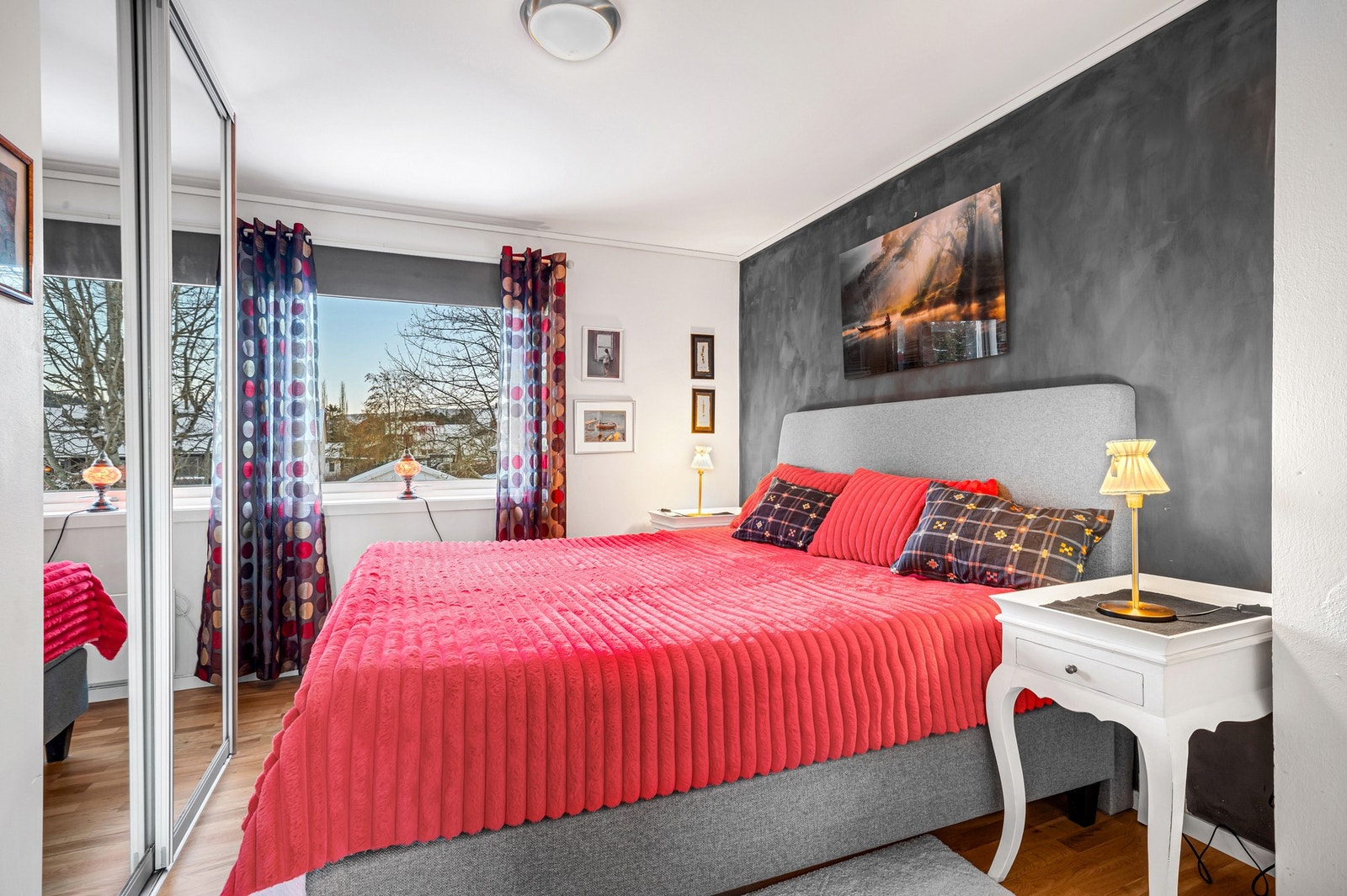 Hovedsoverommet er på hele 10,5m² og har god plass til dobbeltseng og nattbord. Stor skyvedørsgarderobe med speilfronter. Galleribilde