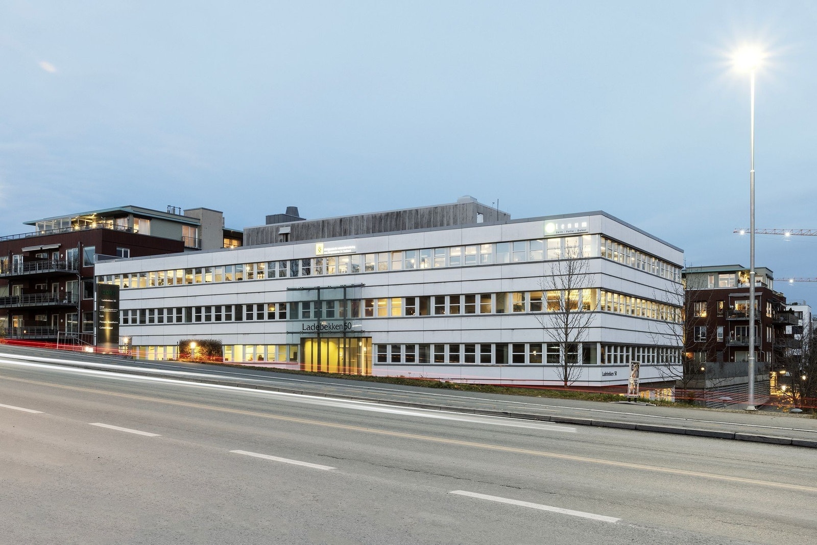 Ladebekken 50 ligger langs Jarleveien. Godt kollektivtilbud med sentrale transportknutepunkter for buss og tog. Metrobuss og
togstasjon i nærheten. Galleribilde