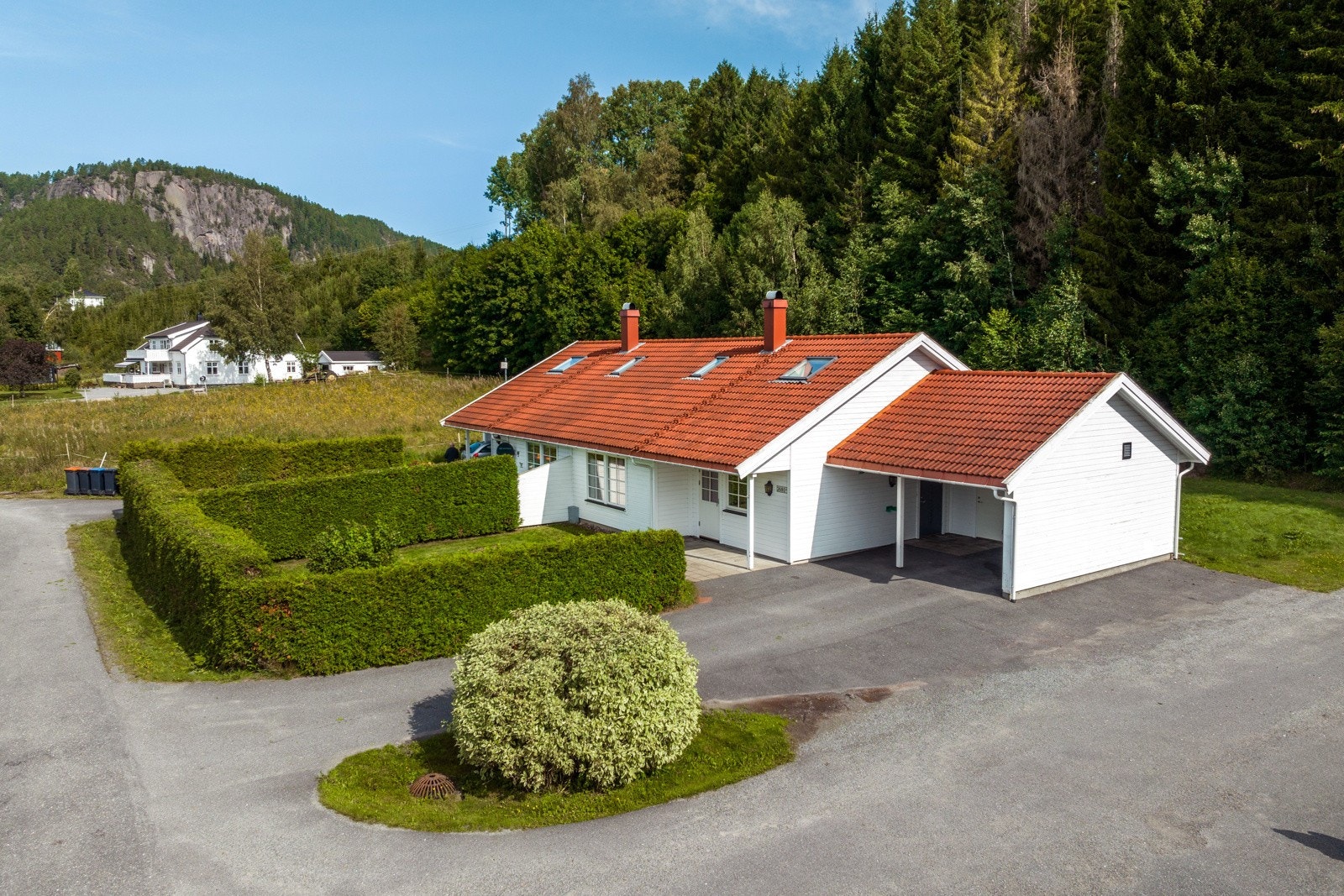 Innholdsrik halvpart med carport, 2 soverom, hyggelig hage, åpen kjøkken/stue løsning. Galleribilde