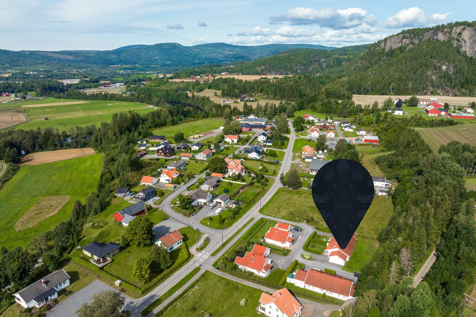 Det er kun et steinkast unna skole og barnehage. Galleribilde