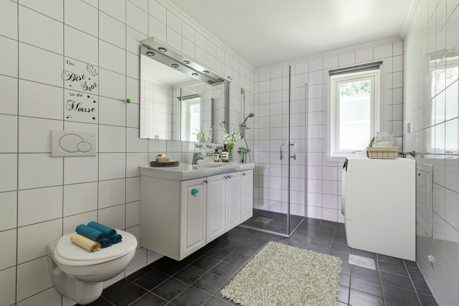 Romslig og flislagt bad med muligheter for vaskemaskin. Galleribilde