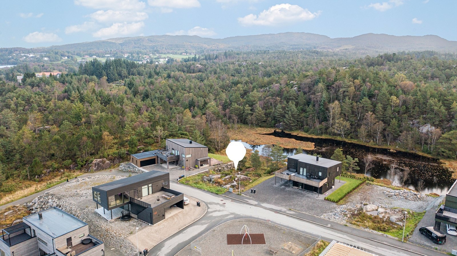 Tomten Padlehaugen 50 ligger fint til øverst på feltet som endetomt mot regulert friområde, naturen og vann Galleribilde