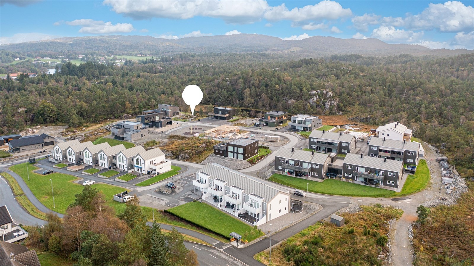 Tomten har en flott, solrik beliggenhet øverst på feltet Galleribilde