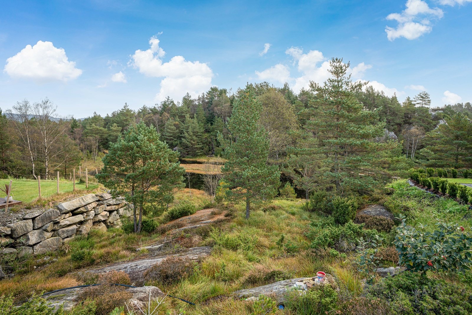 En solrik tomt - ved opparbeidelse med uteområde/terrasse vendt øst/vest vil en ha sol på egen eiendom fra tidlig morgen til langt på kveld Galleribilde