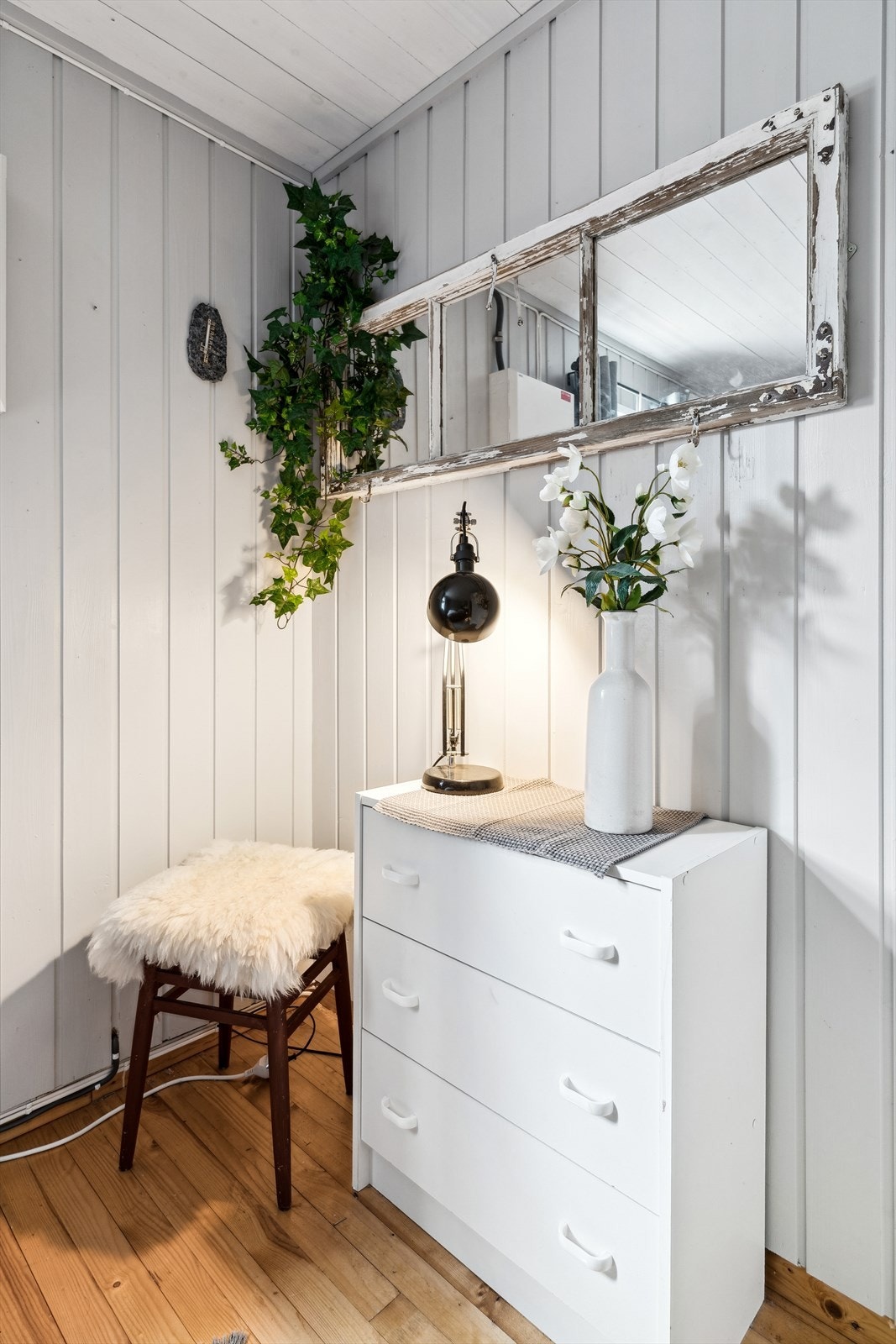 Hovedsoverommet er innredet med frittstående garderobe og kommode for oppbevaring av tøy Galleribilde