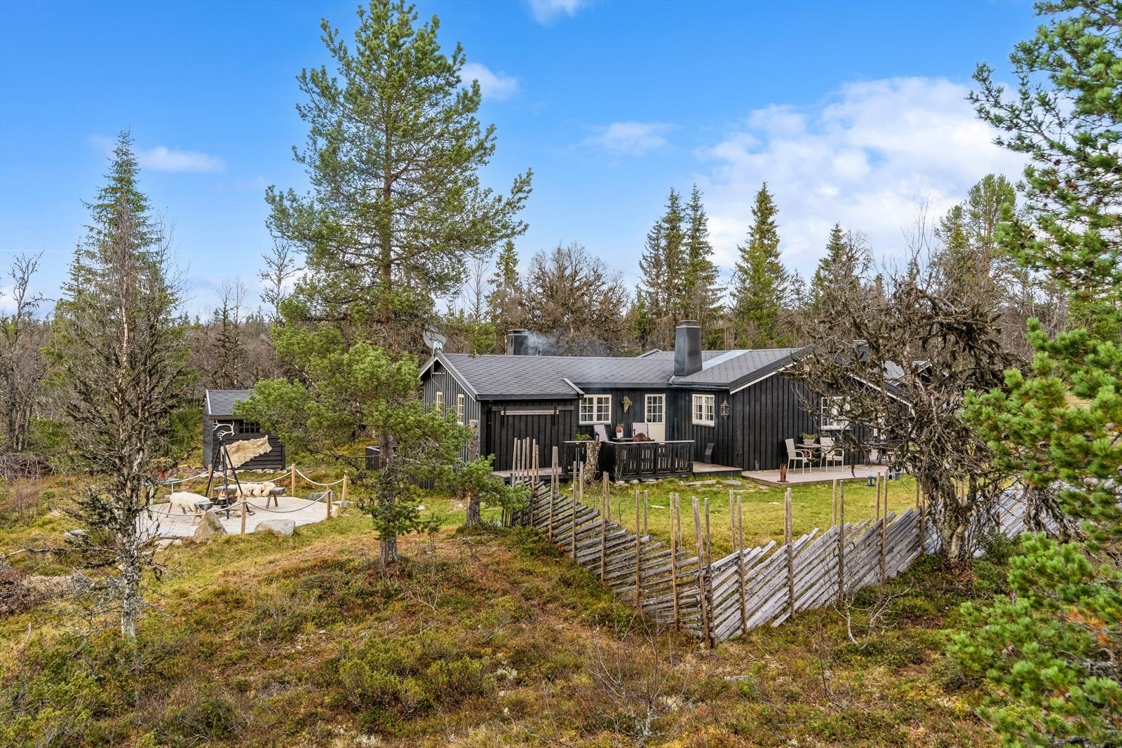 Eiendommen er dels inngjerdet med skigard Galleribilde