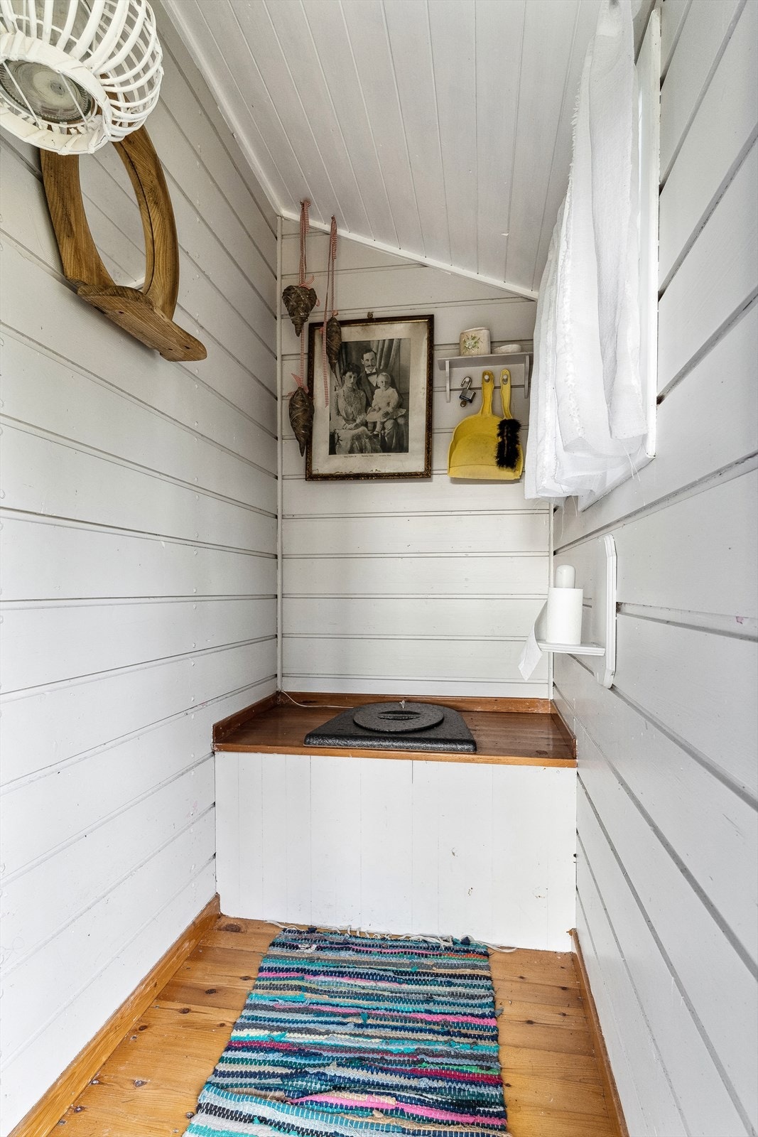 I tillegg til toalettrom inne er det utedo i anneks/uthus Galleribilde