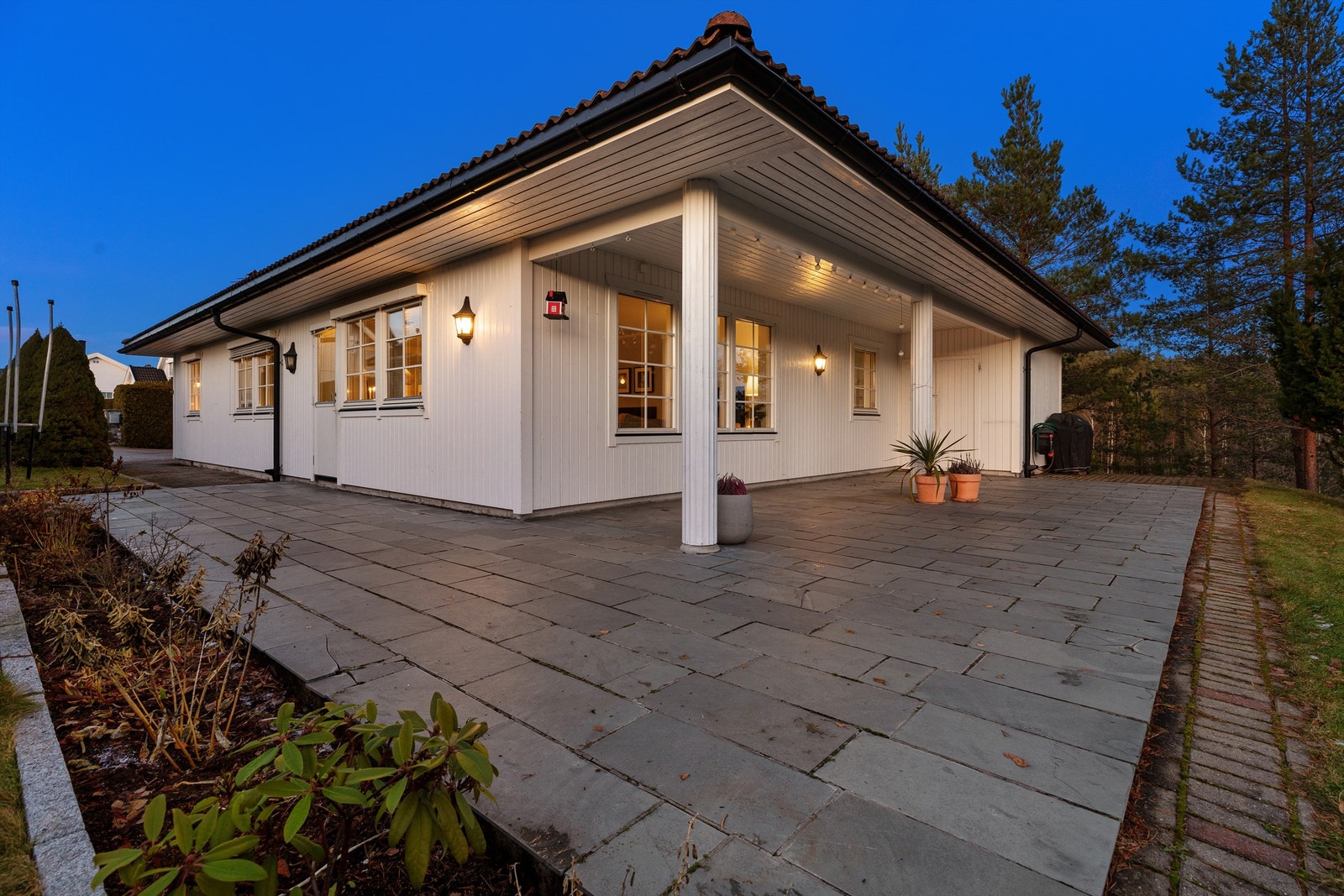Terrasse på hele 63 kvm belagt med skiferstein Galleribilde