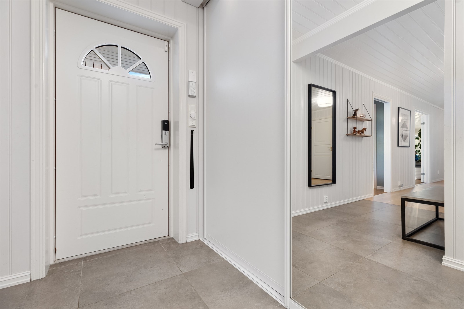 Entrè med skyvedørsgarderobe og varme i gulv Galleribilde
