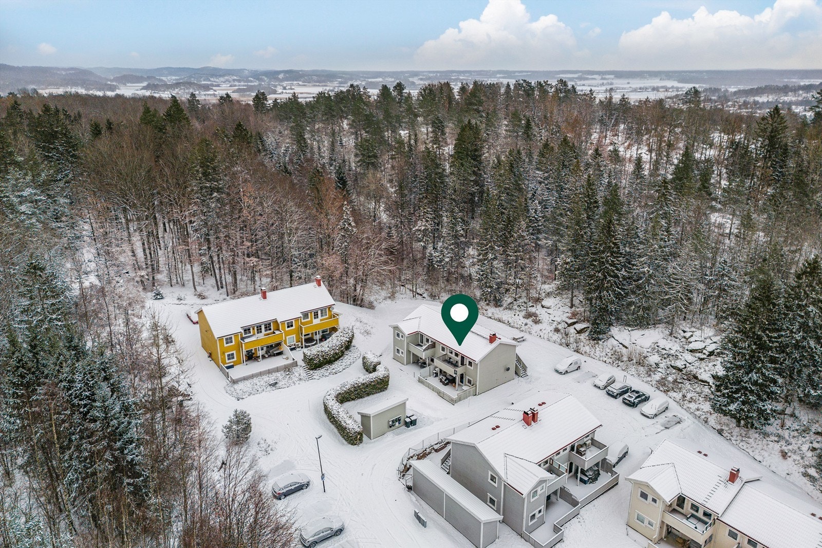 Rolig og tilbaketrukket med skogen som nærmeste nabo Galleribilde