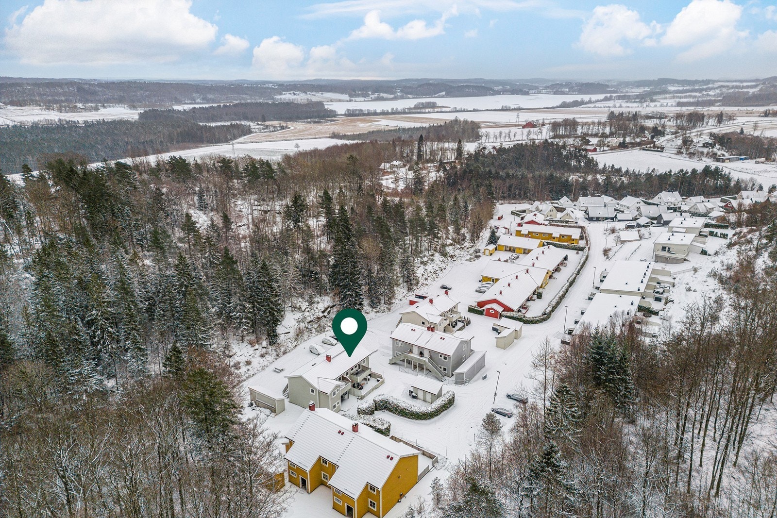 Herifra er det ca 2 km til Sem sentrum med gang og sykkelsti hele veien Galleribilde