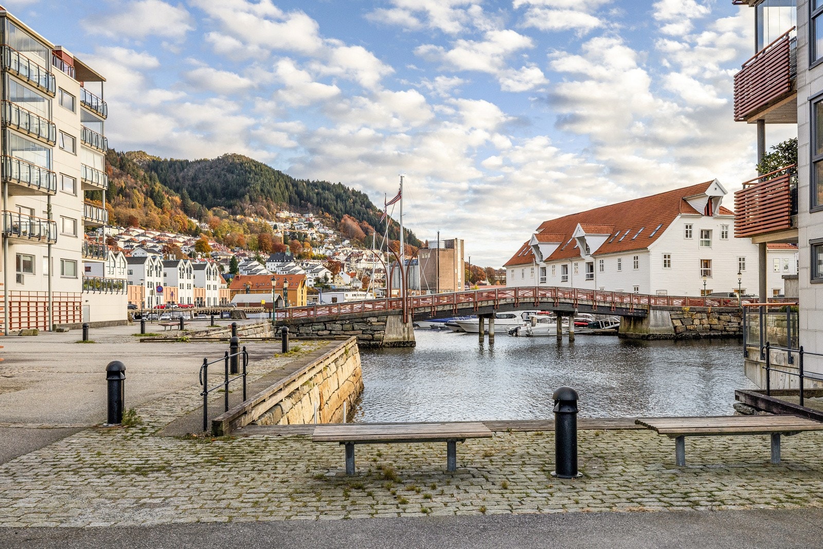 Fjellveien med Stolzekleiven, Sandviksfjellet, Munkebotn er alle turområder innen kort avstand fra boligen. Det er videre gangavstand til historiske "Gamle Bergen" med parkanlegg, samt populære Sandviken sjøbad og Kystkultursenteret i Sandviken. Galleribilde
