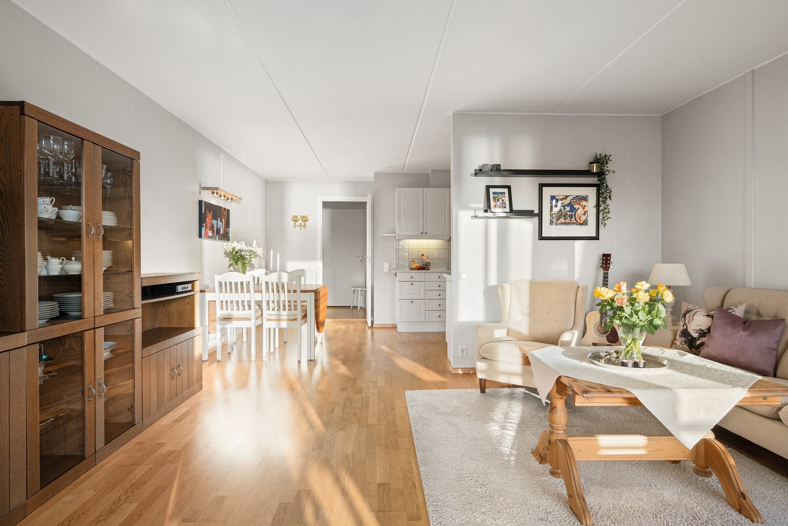 Gulvflatene i leiligheten er av trestavs parkett og veggene er malt i lys og tidløs farge. Galleribilde