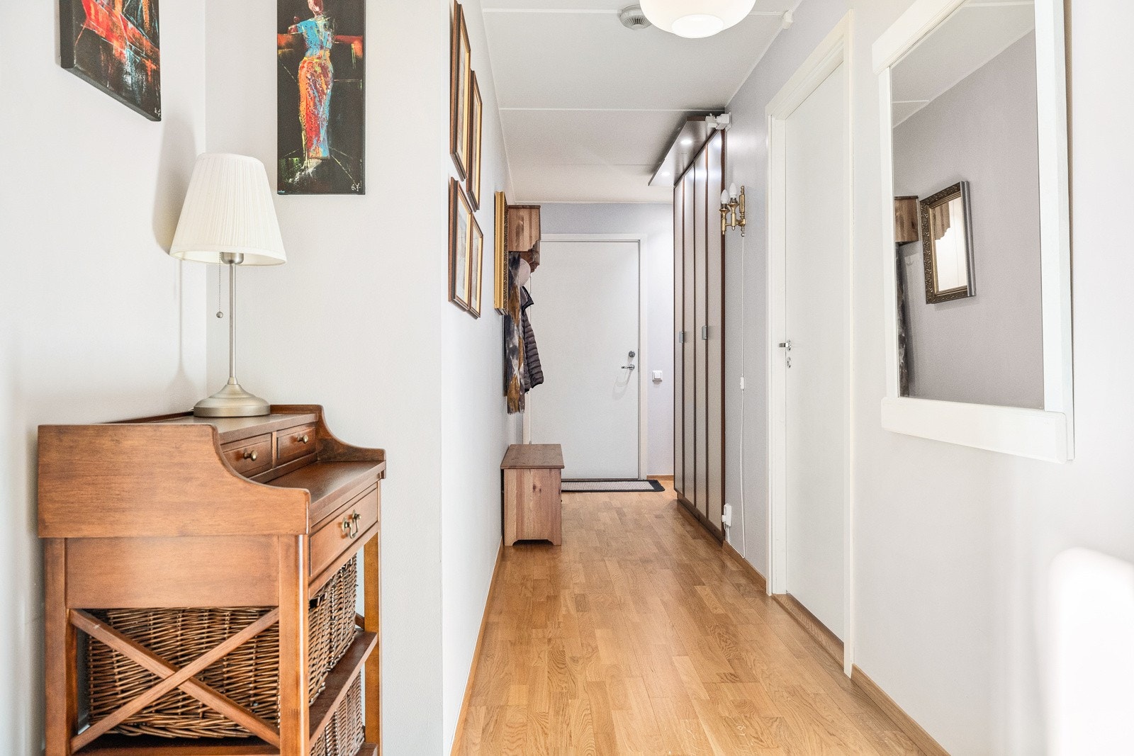 Entréen er svært romslig og har god plass til å henge opp yttertøy og sko. Her er stor skyvedørsgarderobe med speilskap som medfølger i handelen. Fra gangen har man tilkomst til praktisk innvendig bod med gode oppbevaringsmuligheter. Galleribilde