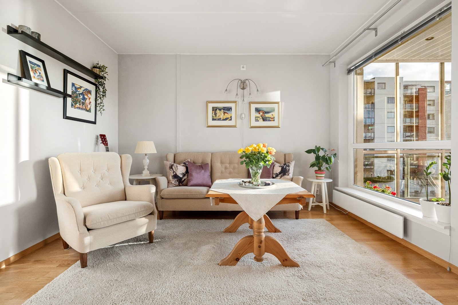 Velkommen inn! Her har man god plass til å innrede med både sitte- og spisegruppe. Galleribilde
