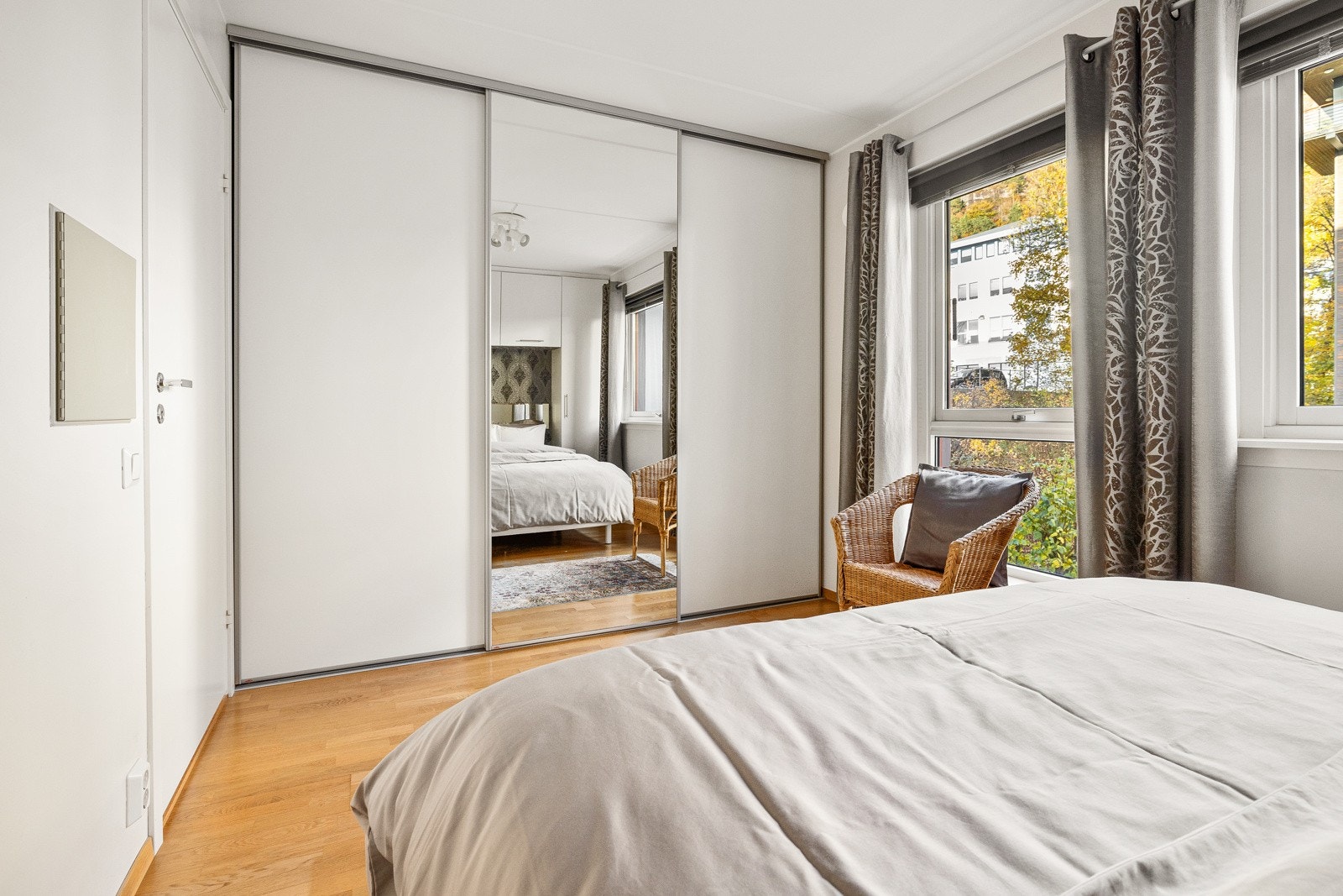 Her er stor integrert skyvedørsgarderobe med speil. Galleribilde