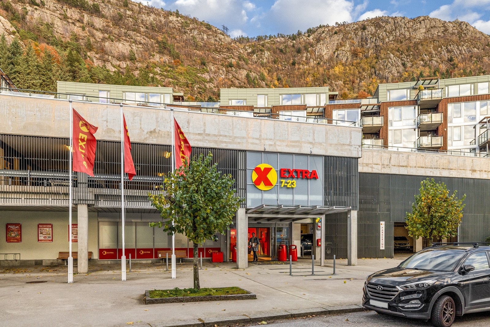 Dagligvarebutikken Coop Ekstra ligger knappe 2minutters gange fra boligen, blant annet med postkontor. Galleribilde