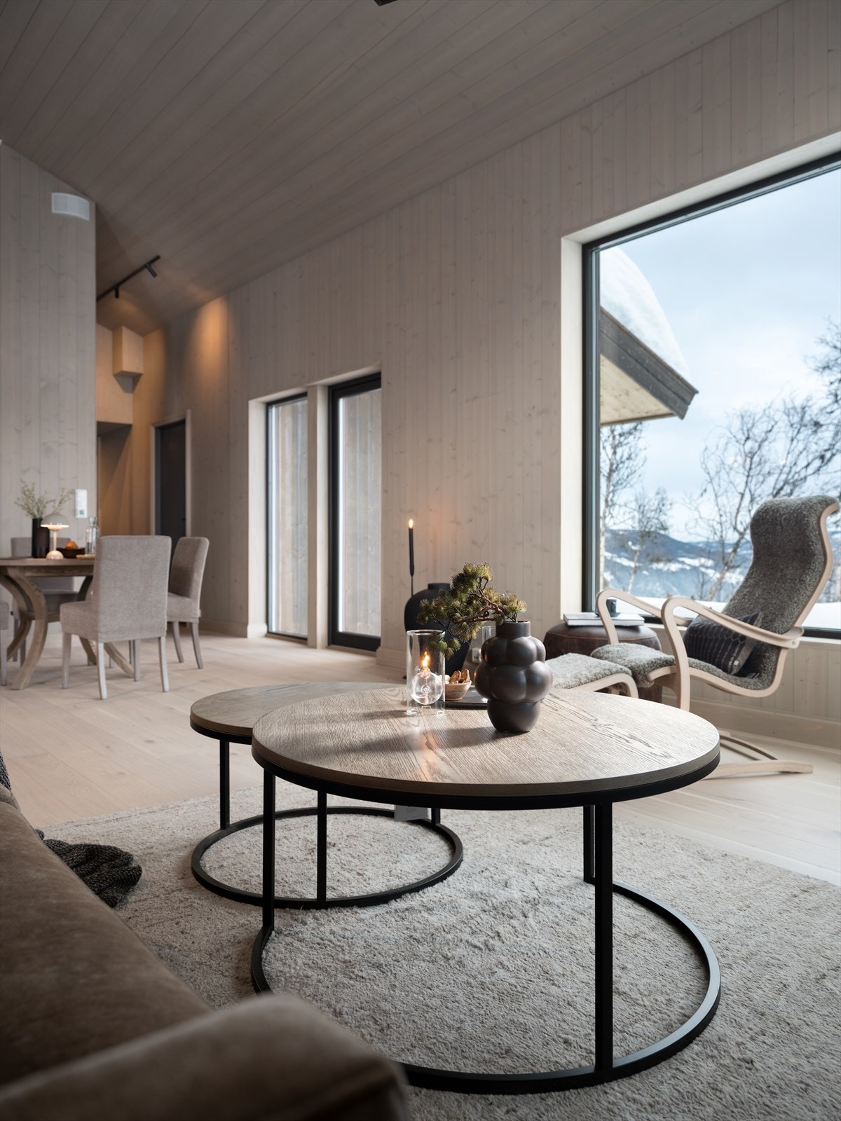 De store vindusflaten gir rikelig med lys i hytta Galleribilde