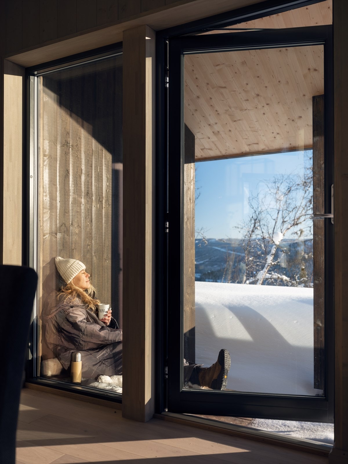 Det er svært gode solforhold og fantastisk utsikt utover fjellheimen Galleribilde