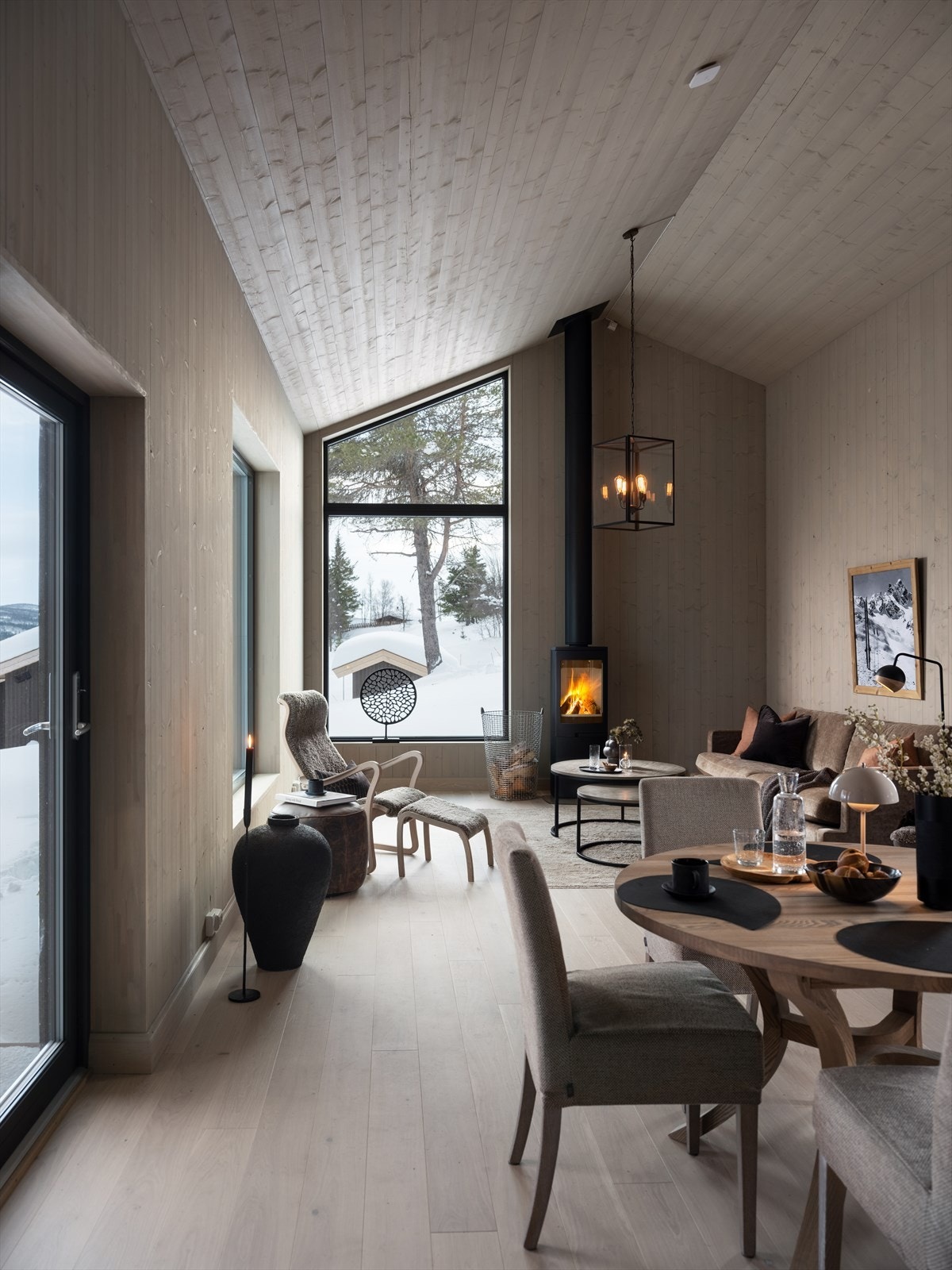 I stuen er det god plass til sofagruppe og annet ønskelig møblement Galleribilde