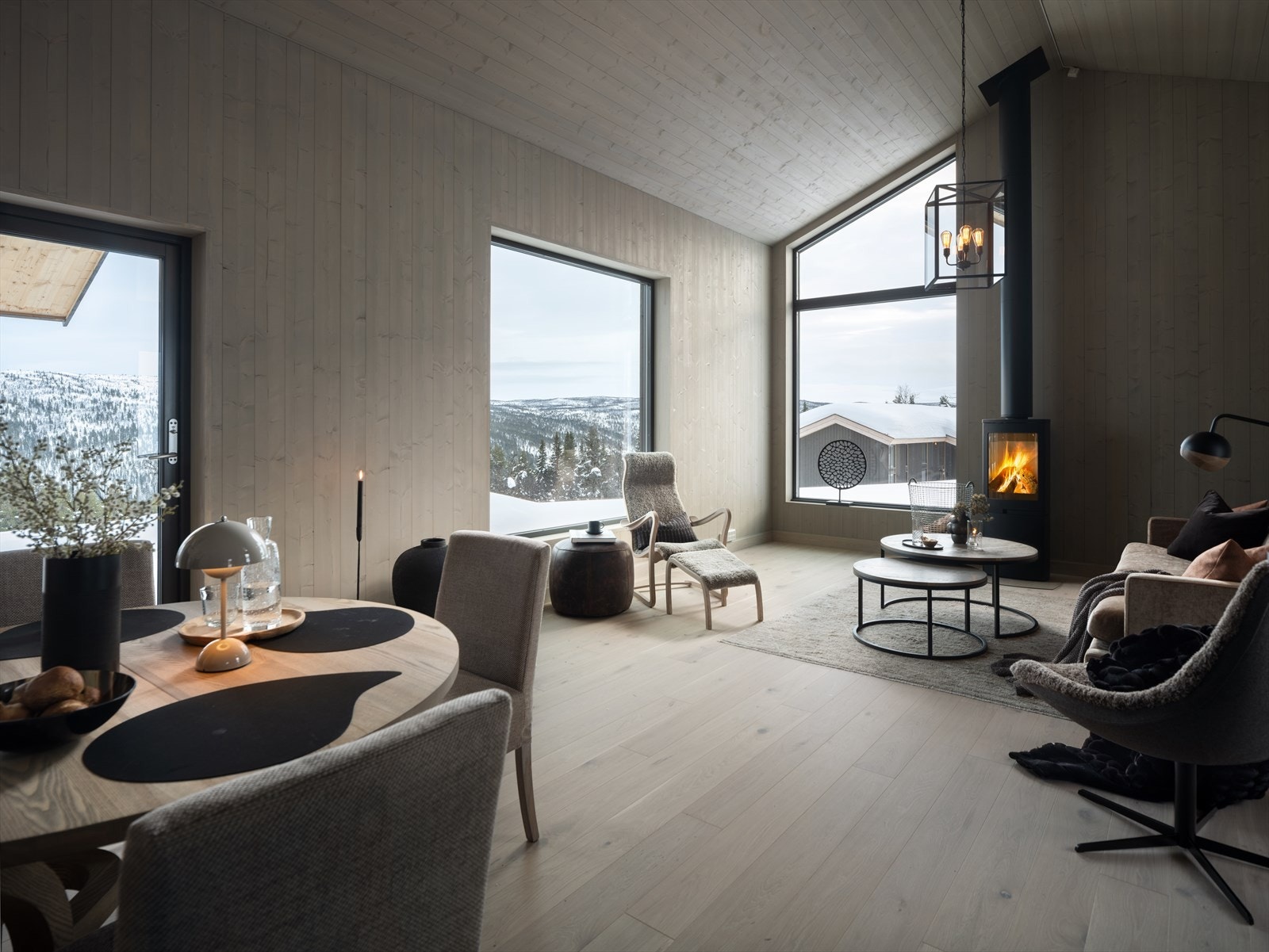 Her er store vindusflater med mye naturlig lys til rommet Galleribilde