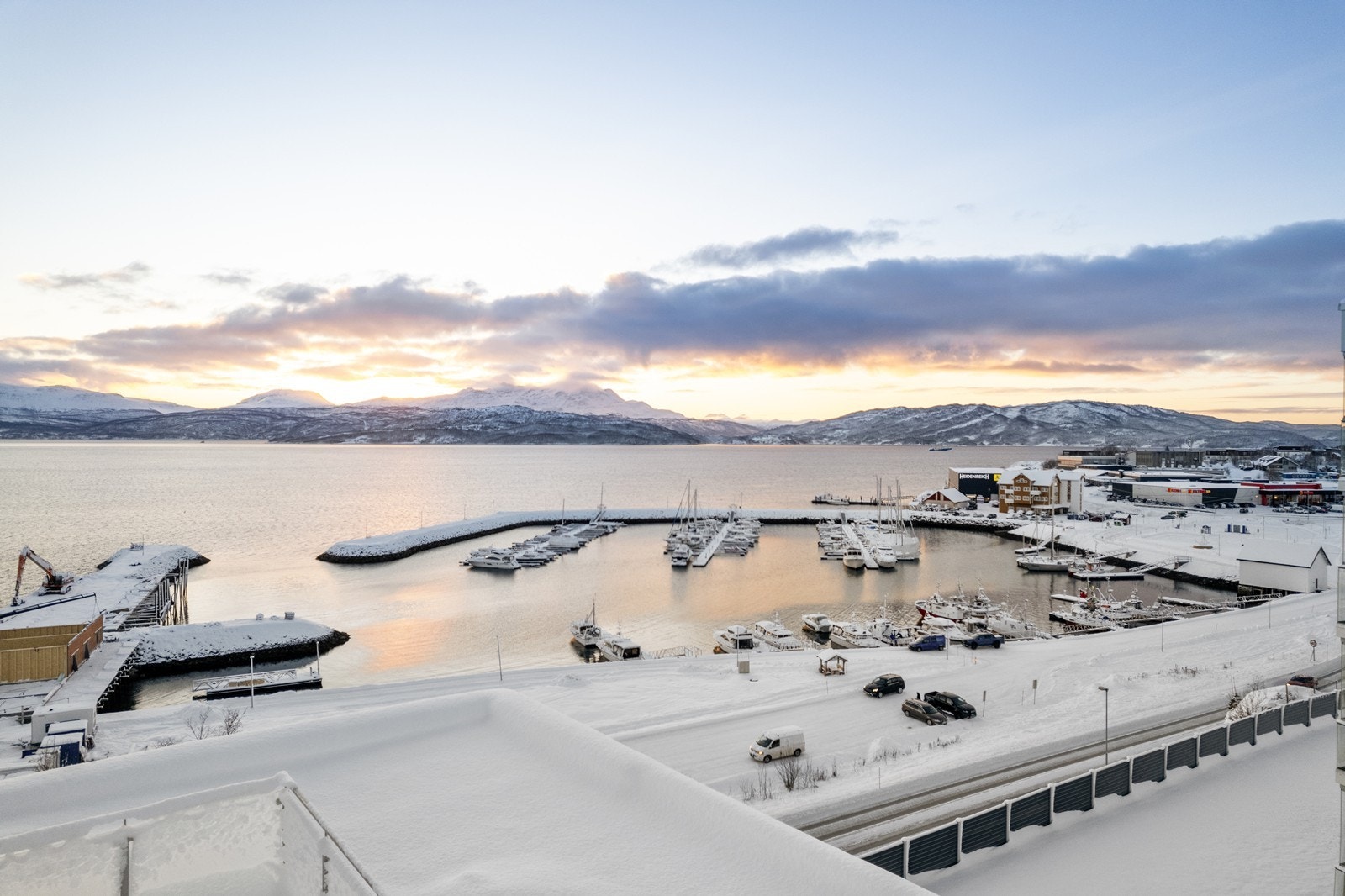 Sjøutsikt under åpen himmel med båttrafikk Galleribilde