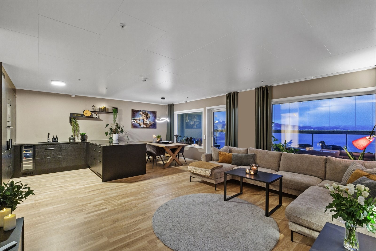 Fra stuen har du tilkomst til to balkonger hvor den ene er innglasset og den andre har jacuzzi Galleribilde