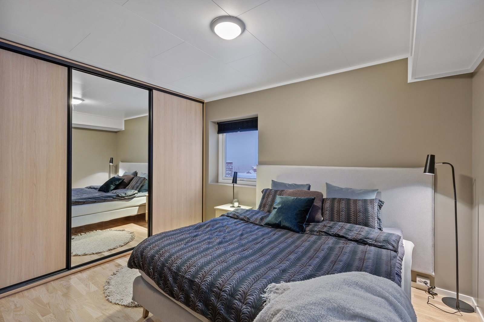 Praktisk skyvedørsgarderobe Galleribilde