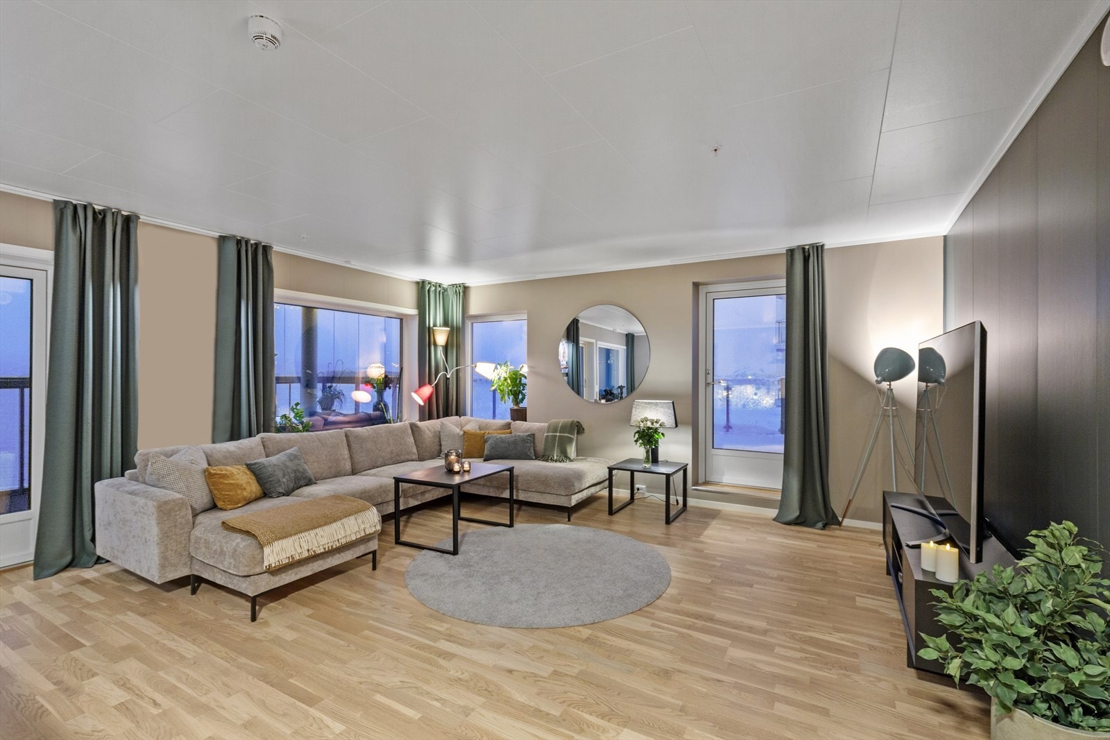 Store vindusflater sørger for rikelig med naturlig lys og flott utsikt Galleribilde