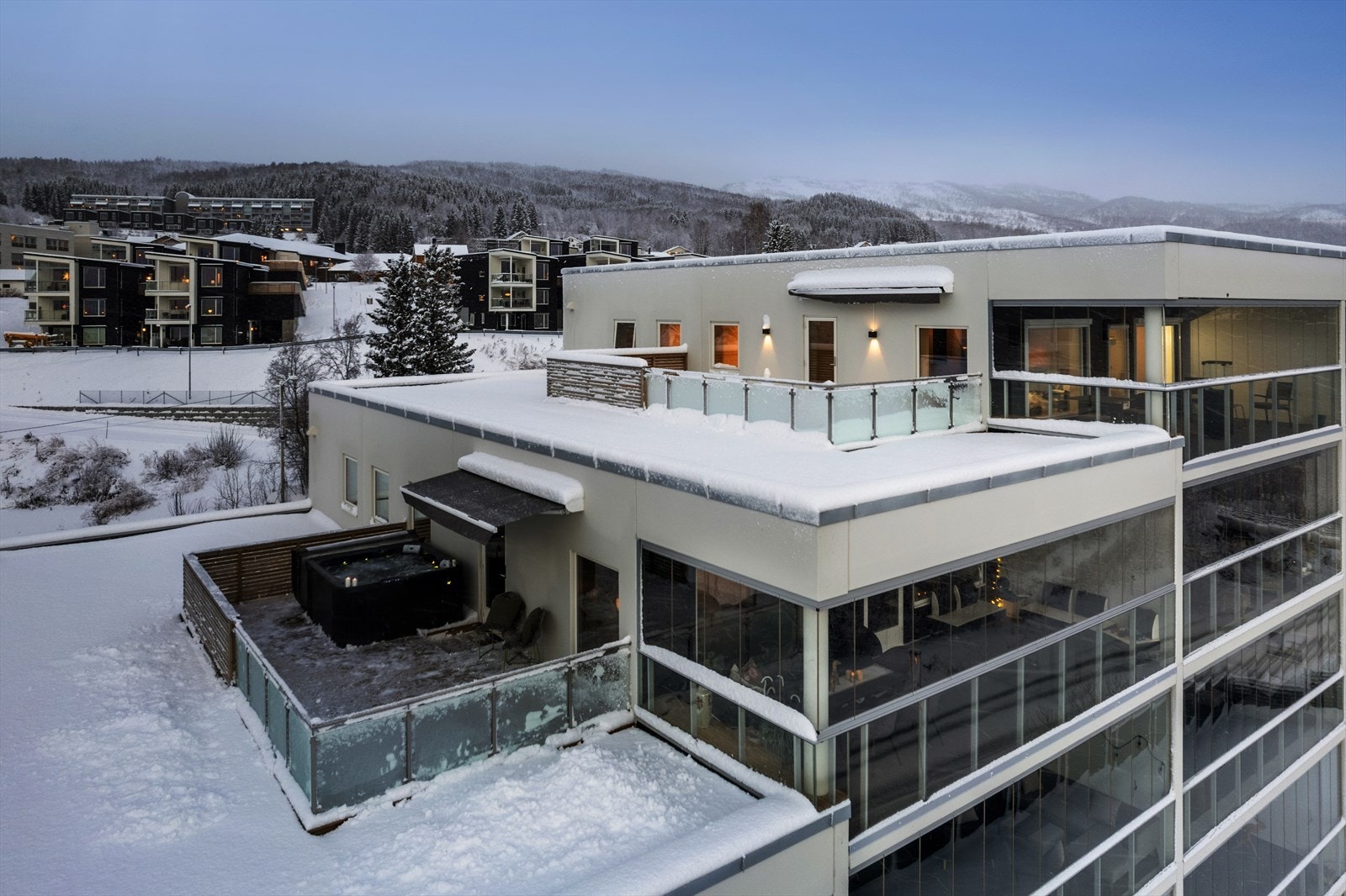 Balkong nr. 2 byr på jacuzzi og ettermiddagssol Galleribilde