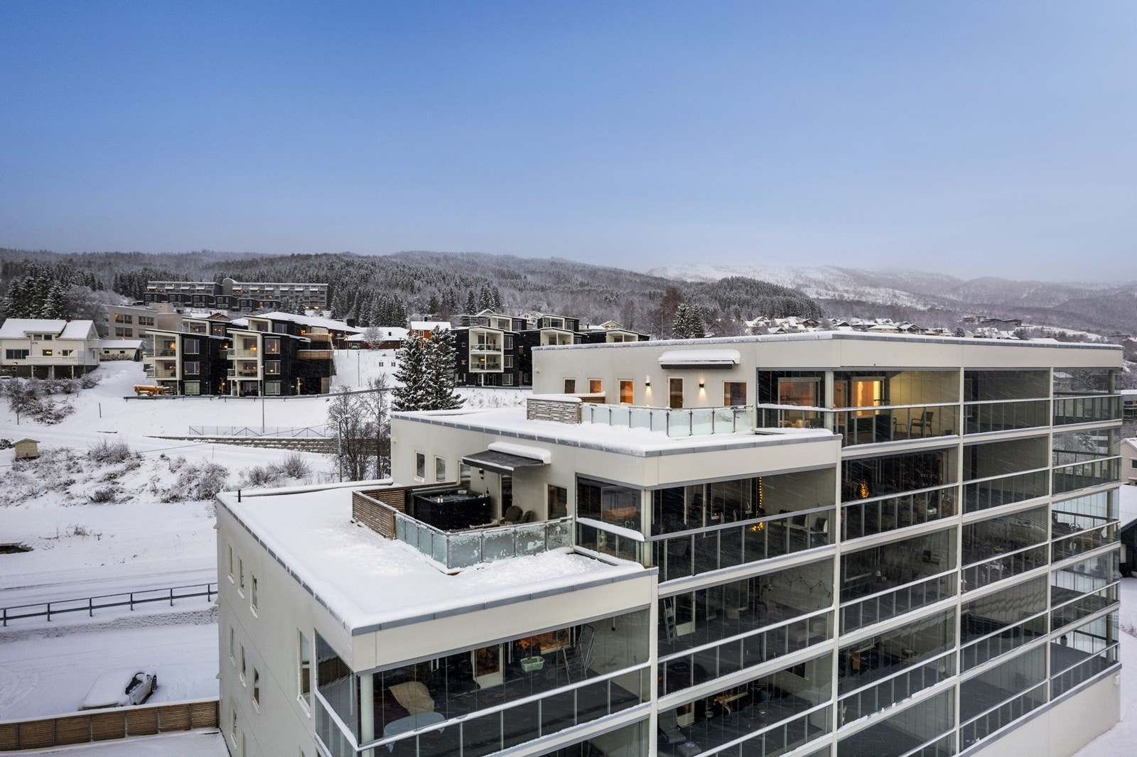 Hjørneleilighet med to balkonger og nydelig sjøutsikt! Galleribilde