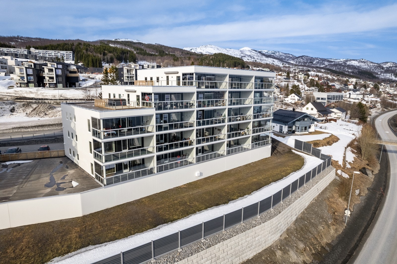 Pent opparbeidede uteområder med gressplen Galleribilde