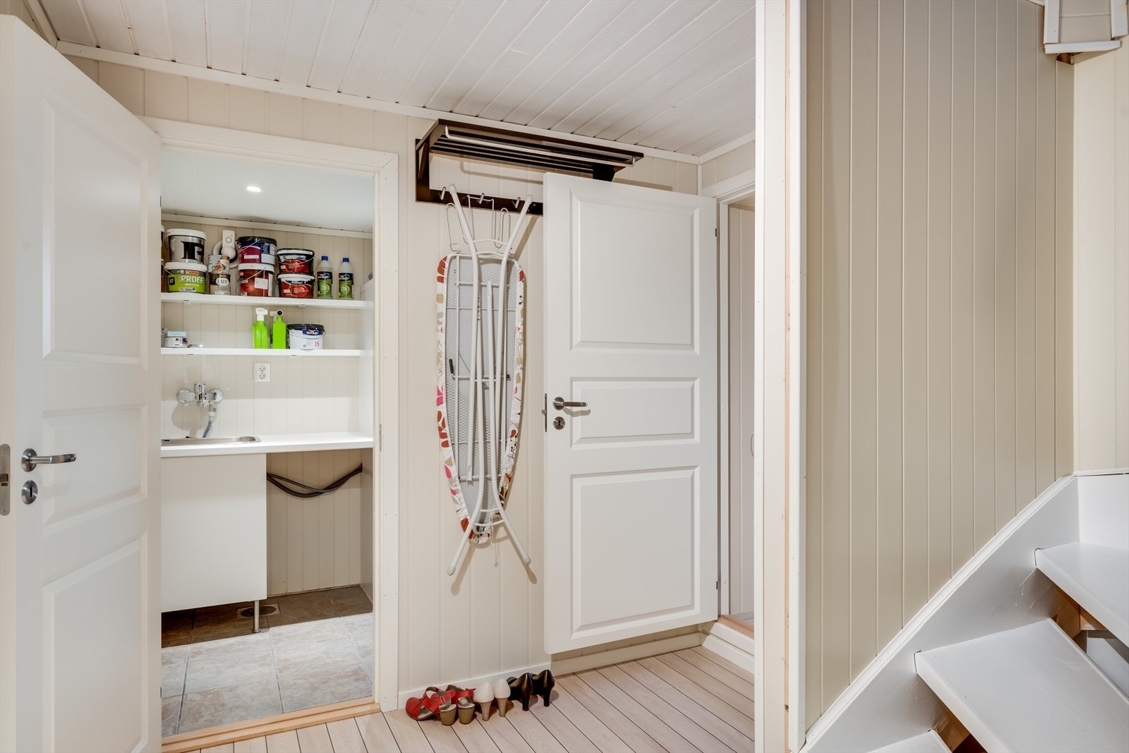 Kjelleretasjen er også innredet. Hoveddel disponerer hall m/trapp og bod/kontor. Vaskerommet disponeres i dag av hoveddel og utleiedel. Galleribilde