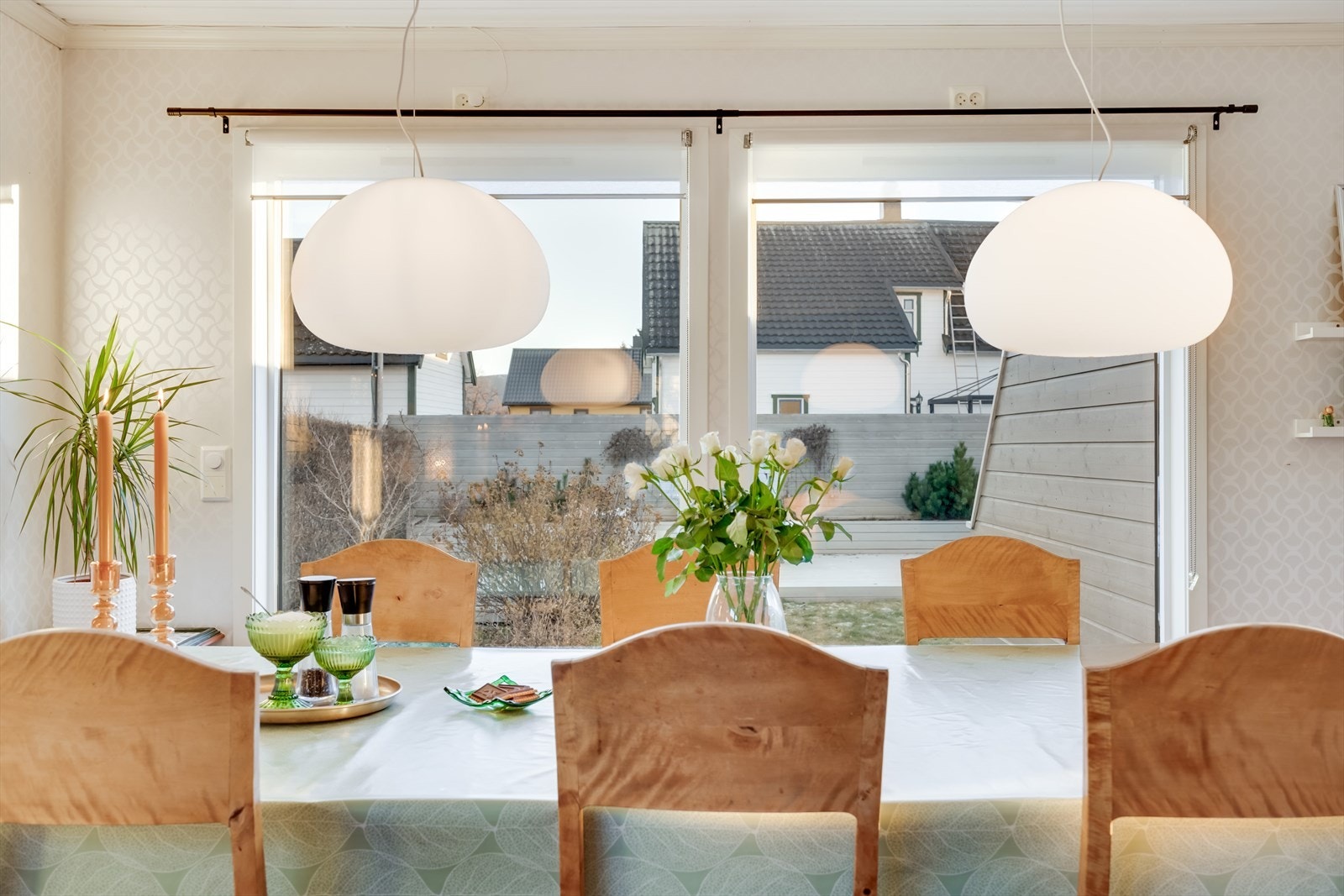Spisestuen har rikelig med plass til å sette opp et langt spisebord hvor man kan samle familien til bords. Galleribilde
