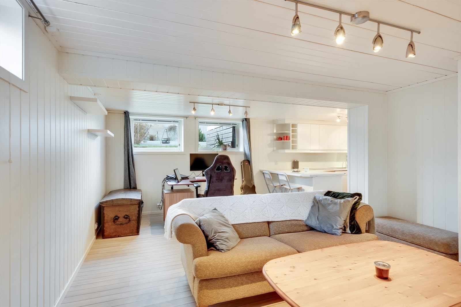 Stue og kjøkken i åpen løsning og man kan ha et spisebord mellom disse sonene. Galleribilde