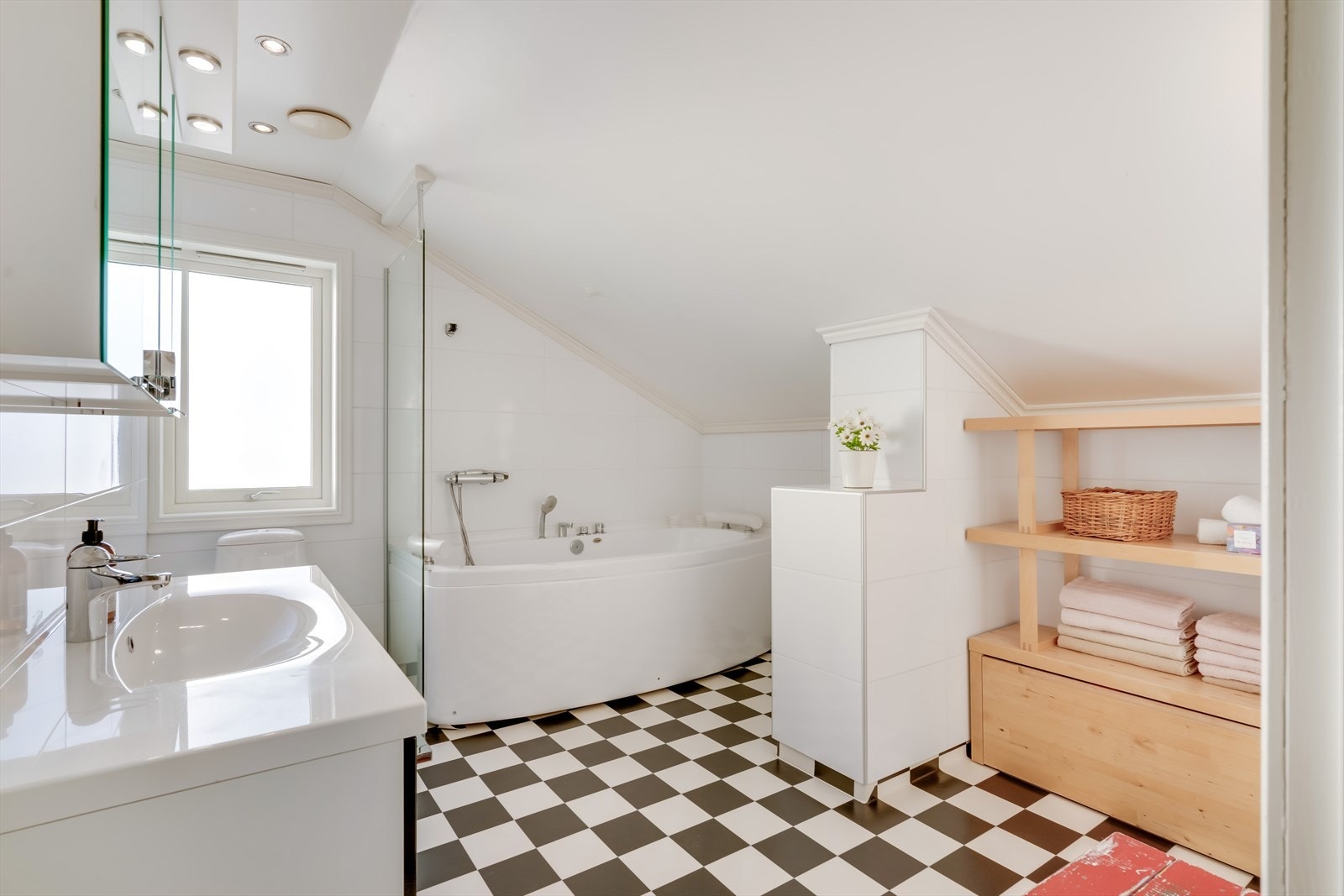 Badet er innredet med innredning, toalett og badekar. Galleribilde