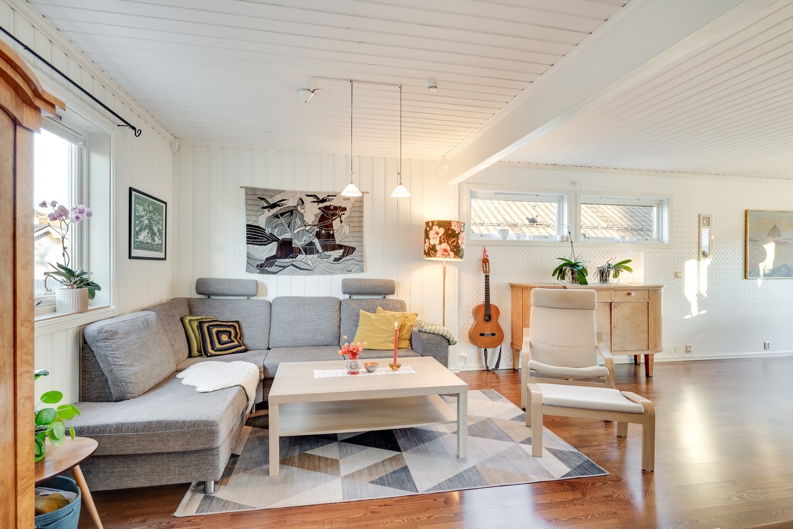 Stua og spisestue er formet som L. Her er det god plass og godt med lysinnslipp fra store vinduer mot øst. Galleribilde