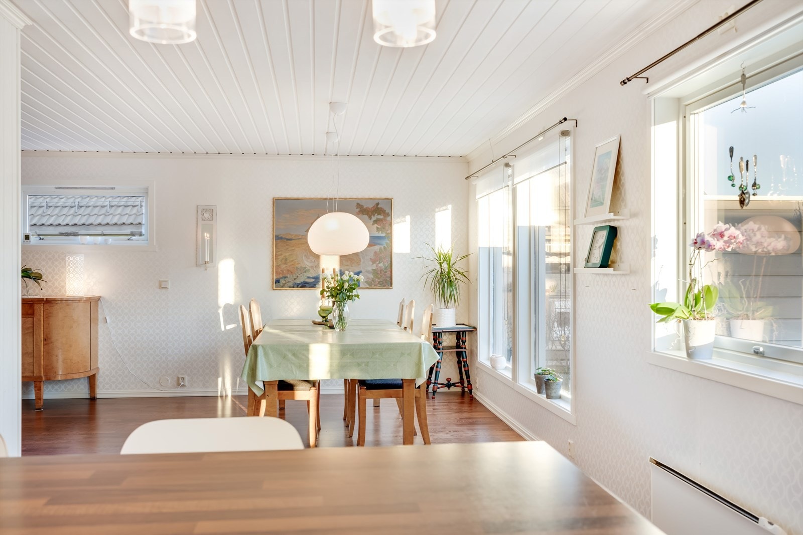Fra kjøkkenet er det utgang til sørøstvendt terrasse og den fine hagen boligen har. Galleribilde
