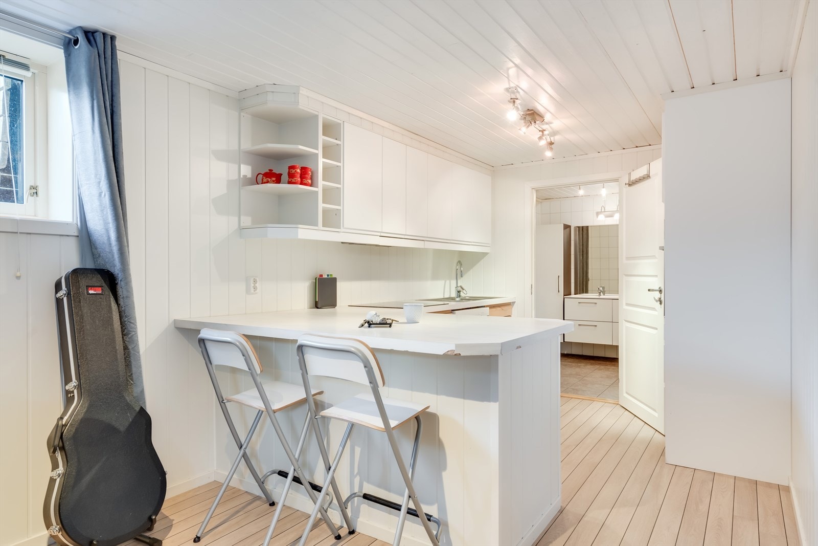 Kjøkken med integrert kjøle og fryseskap, komfyr og platetopp. Montert oppvaskmaskin. Galleribilde