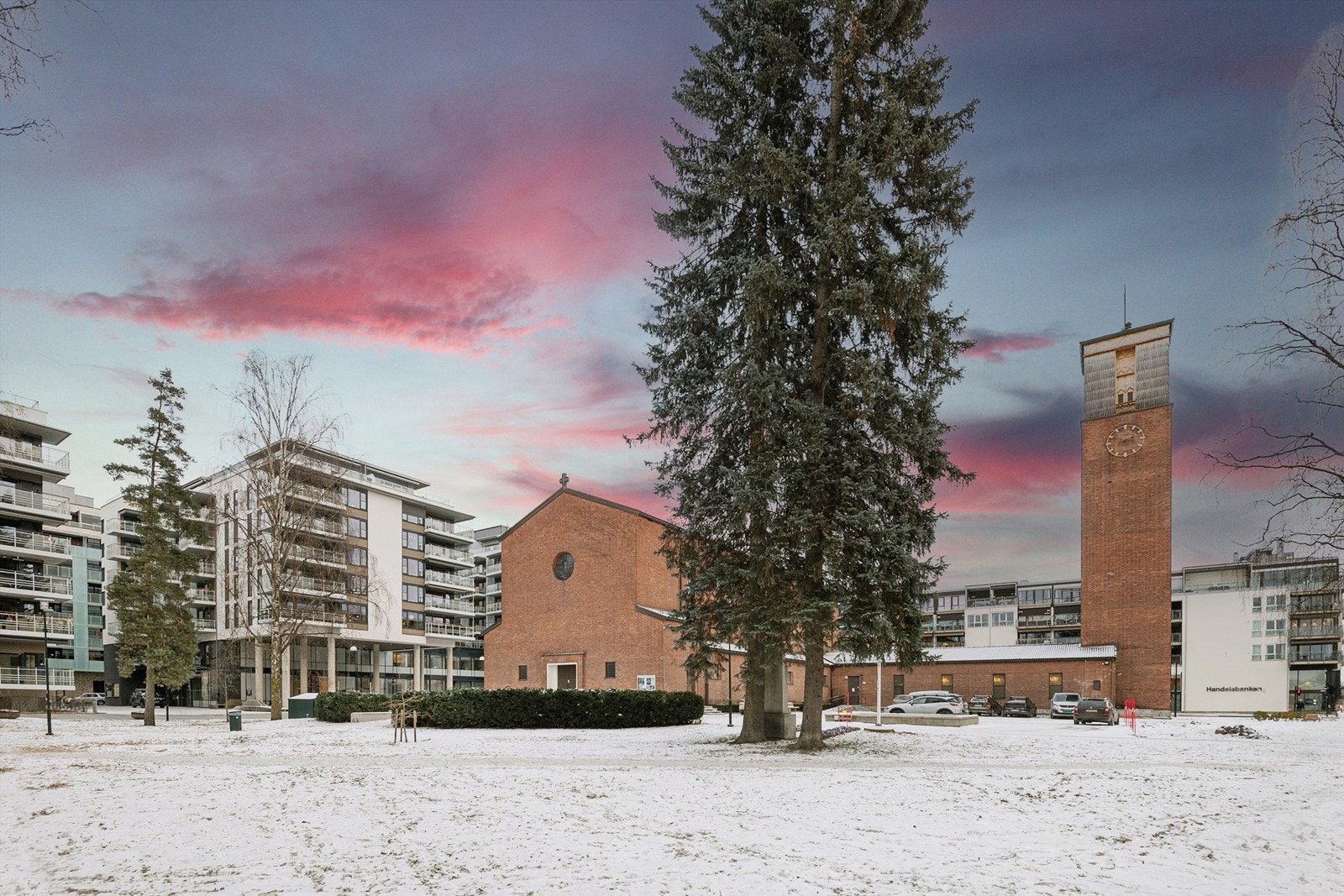 Rett utenfor leiligheten ligger Lillestrøm Kirke og pene grøntområder Galleribilde