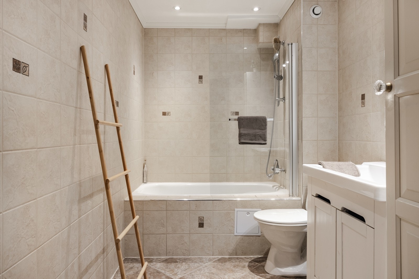 Badet måles til 5,3 kvm. og er helfliset med varmekabler i gulv og spotlights i himling. Galleribilde