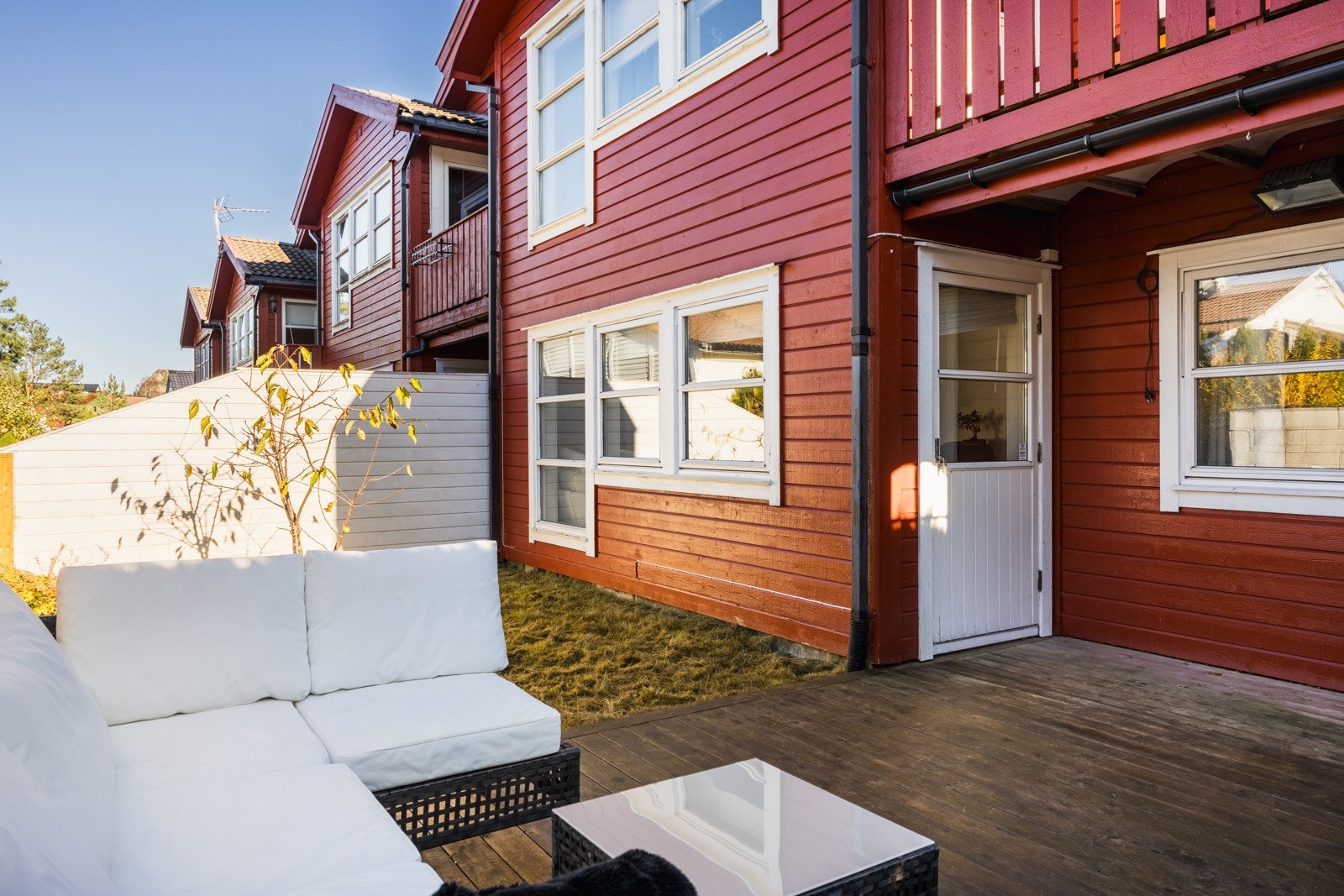 Dette er en flott 3-roms endeleilighet med terrasse og hage med gode solforhold. Galleribilde