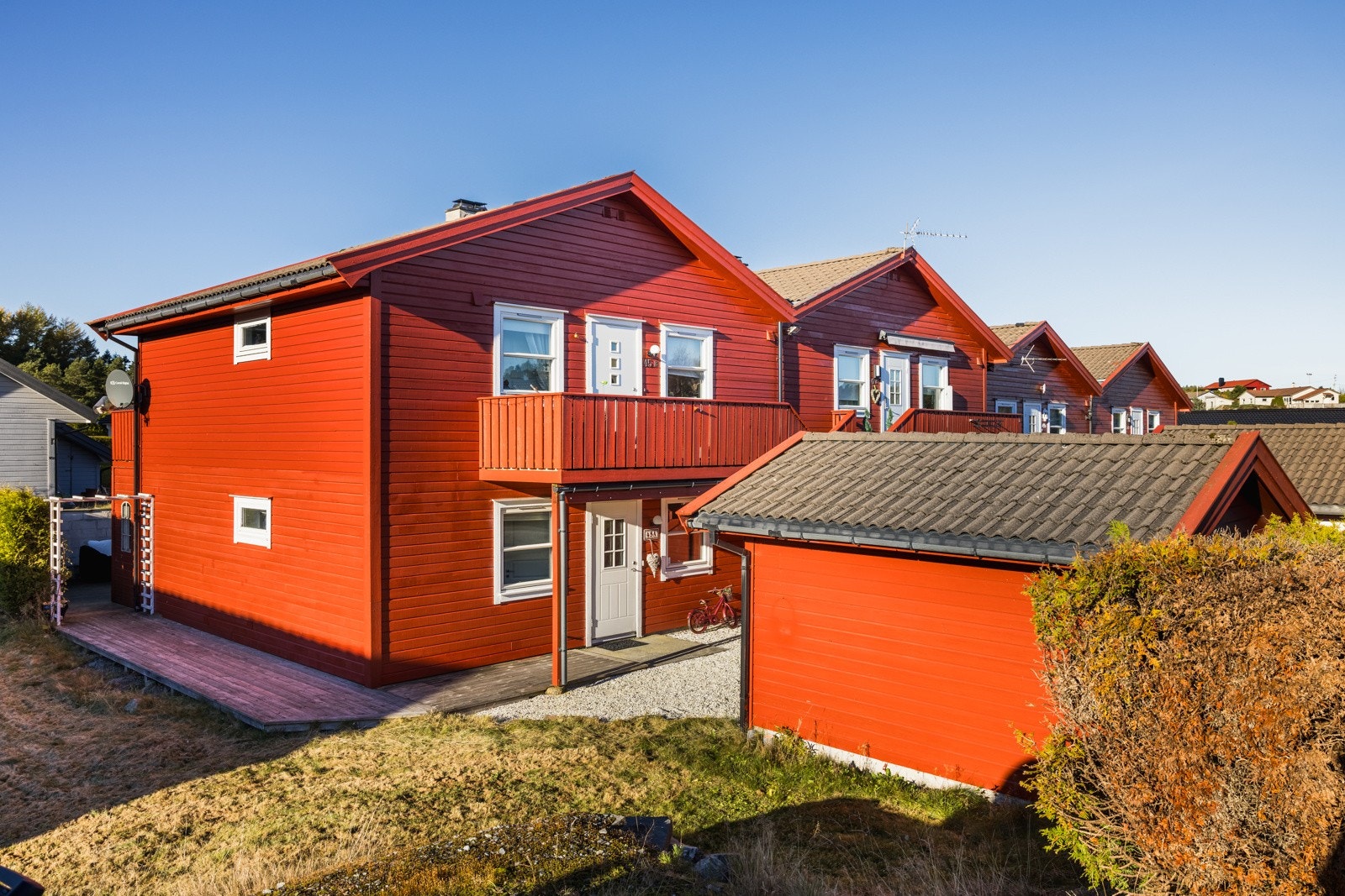 Med endebeliggenhet er det enkelt å gå rundt boligen til uteplassen og inngangspartiet. Galleribilde