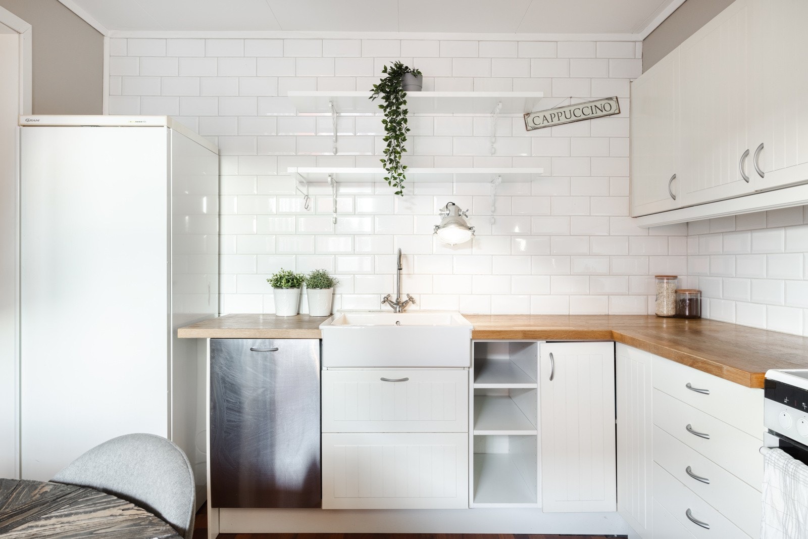 Innredningen er levert av IKEA og har profilerte fronter og benkeplate av heltre. Galleribilde