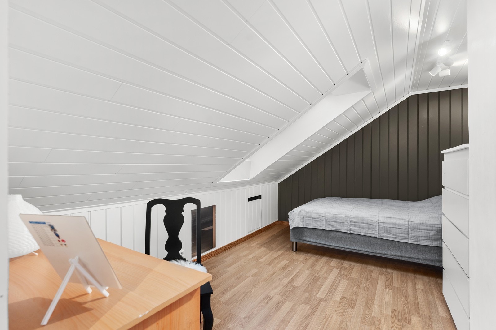 Soverom med walk in closet/sovealkove i loftsetasjen Galleribilde