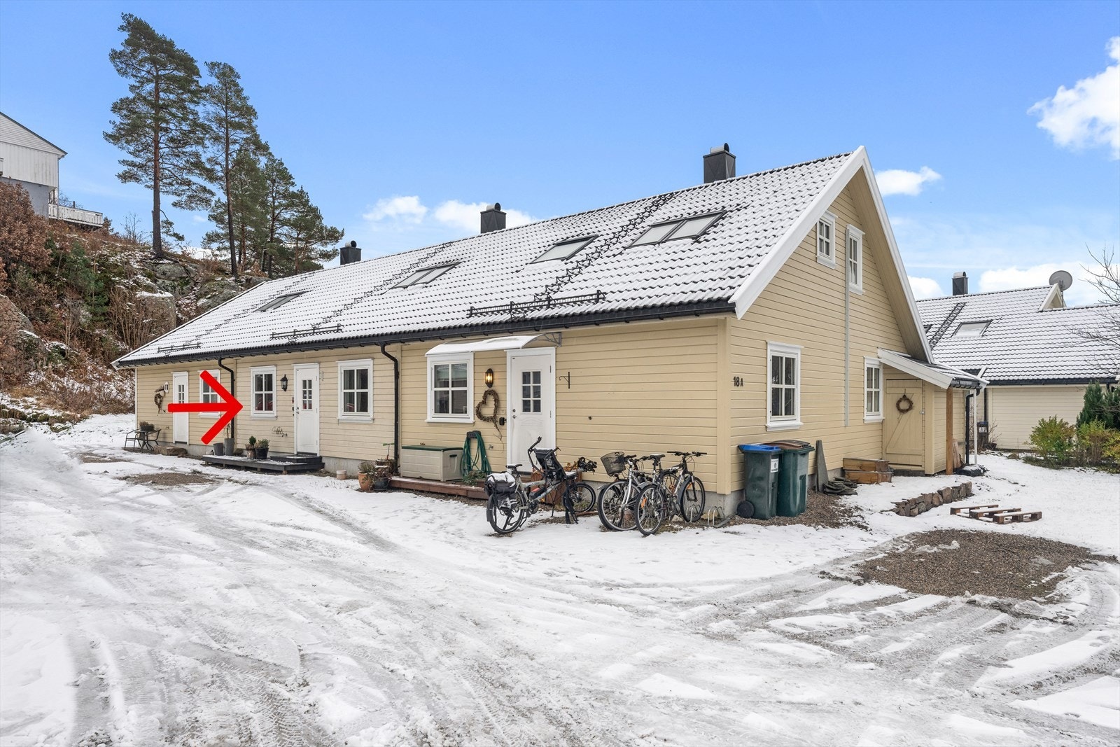 Parkering like ved inngangsdøren Galleribilde