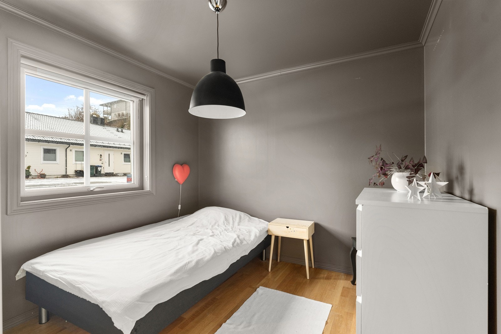 Det er 3 soverom i boligen - to soverom i 1. etasje + 1 på loftet med eget walk in closet Galleribilde