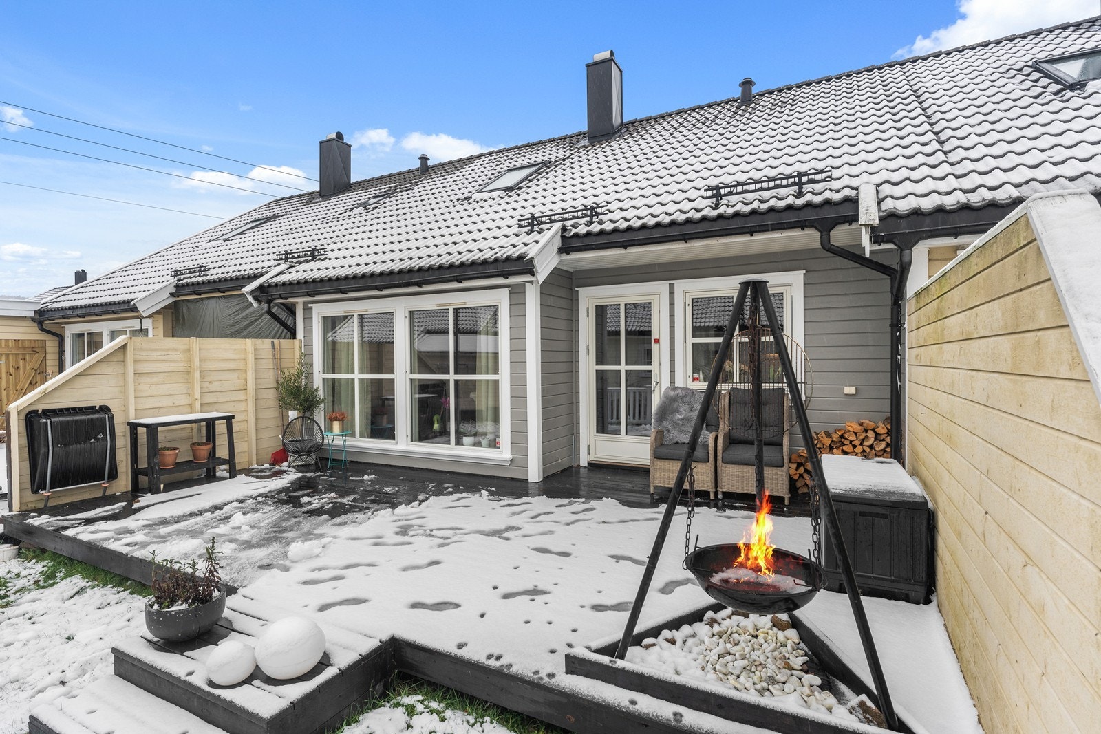 Sørvendt uteplass. Opparbeidet med terrasse og litt plen. Galleribilde