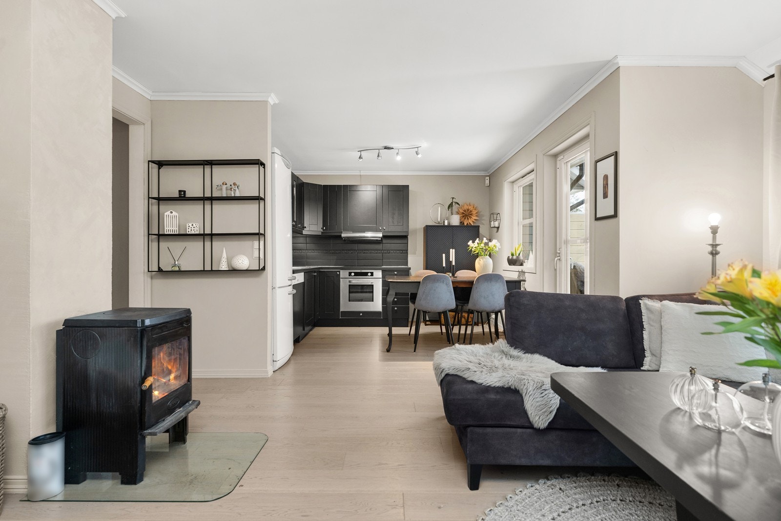 Lys og fin stue/kjøkken med utgang til sørvendt terrasse/en liten hage. Galleribilde