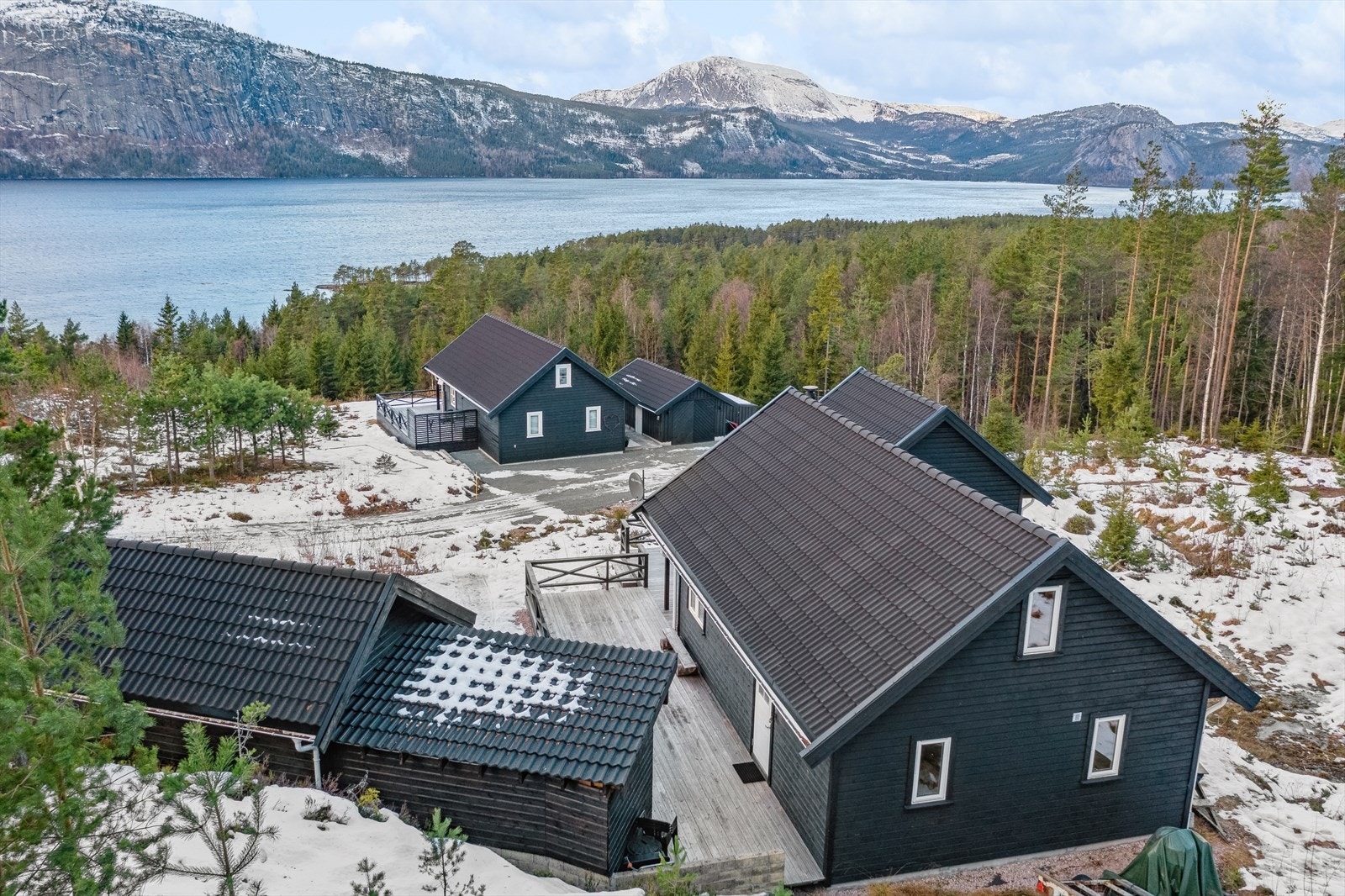 Stedet er et eldorado for den friluftsinteresserte, og den solrike eiendommen og koselige hytten innbyr til rolige dager i vakre, rolige og skjermede omgivelser. Her får du orkesterplass ved Horgevikfjorden. Galleribilde